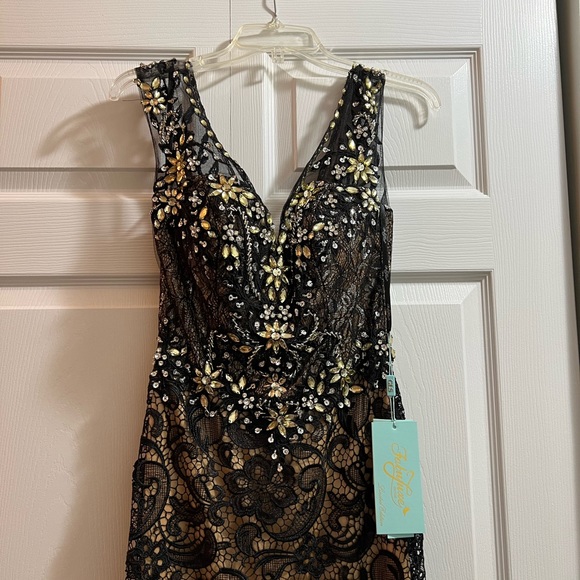 Black and gold lace gown size small. Size 4. - Picture 7 of 8